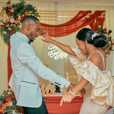Event table with white tablecloth and centerpiece